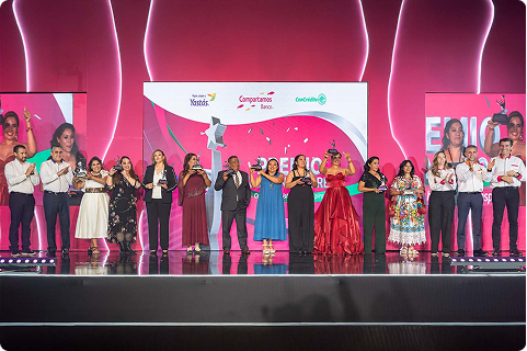 Finalistas celebrando sus reconocimientos en el Premio Emprendedores 2024.