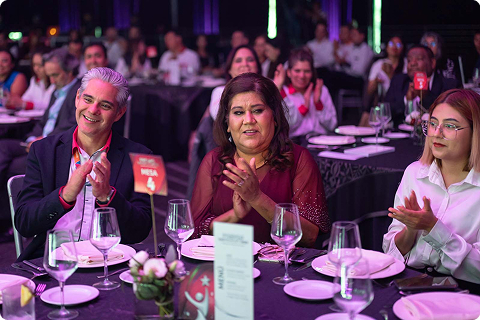 Público aplaudiendo en la ceremonia del Premio Emprendedores 2024.