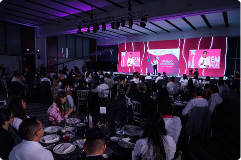 Escenario del Premio Emprendedores 2024 con asistentes atentos.